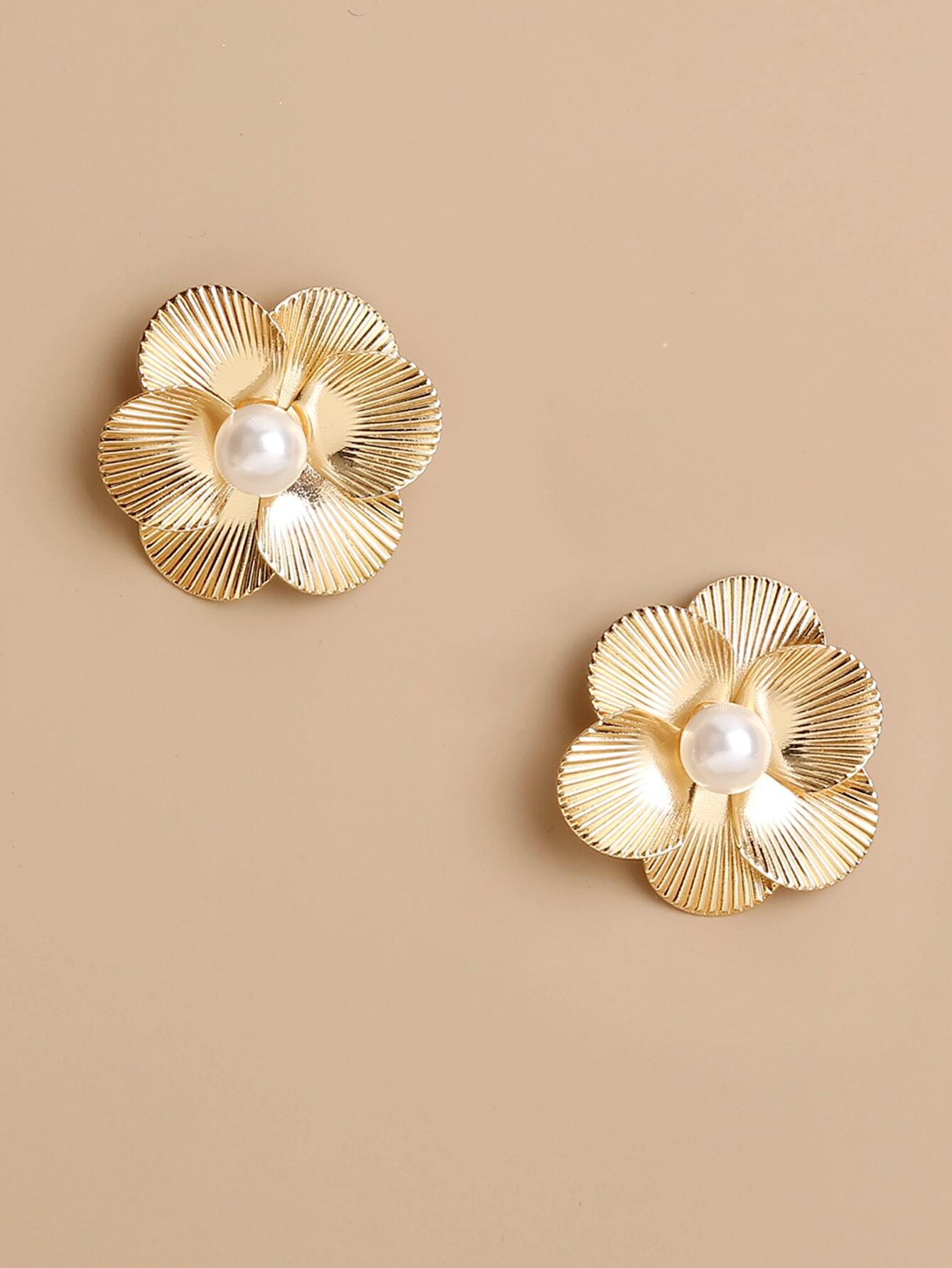 J44_Faux Pearl Detail Flower Design Earrings
