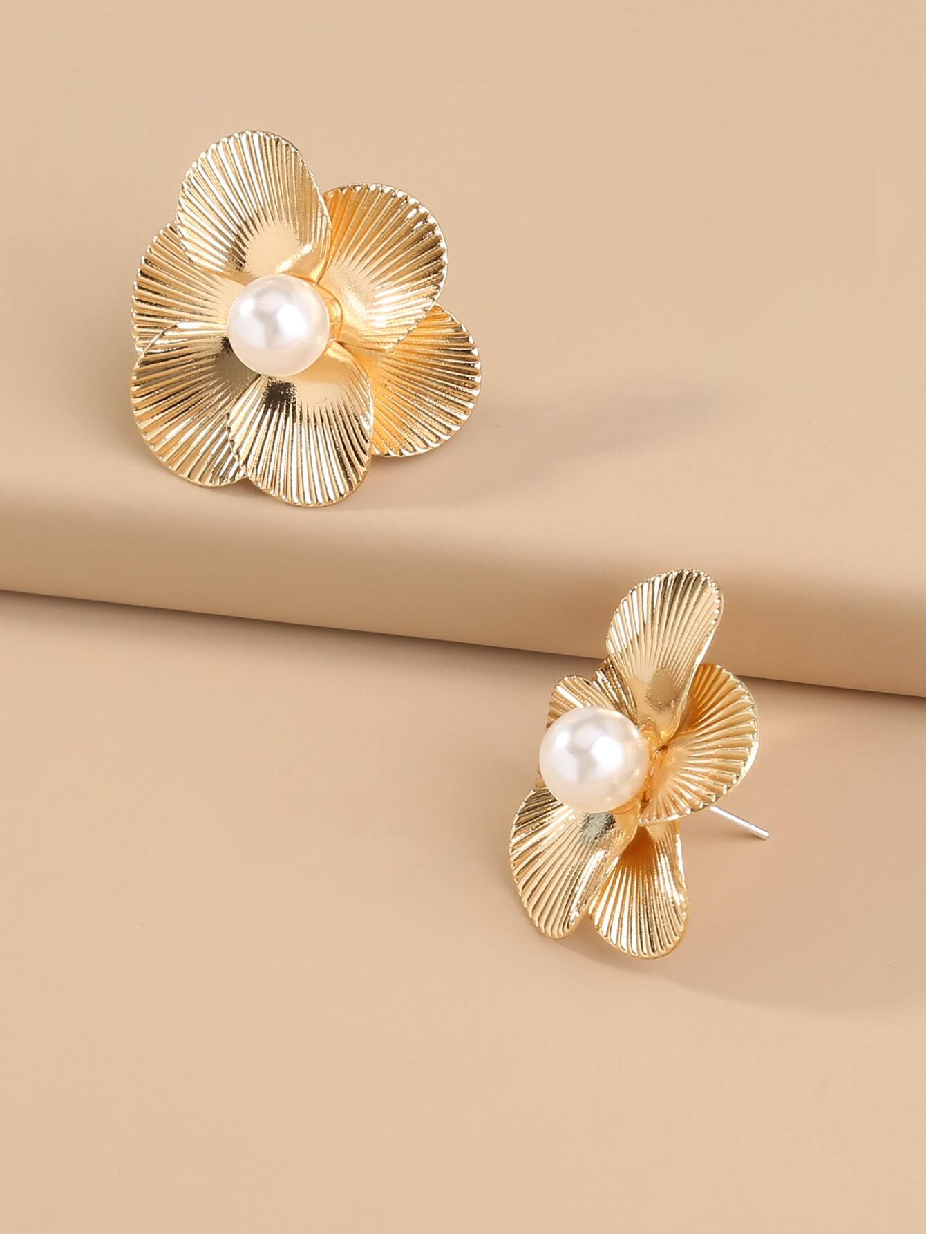 J44_Faux Pearl Detail Flower Design Earrings