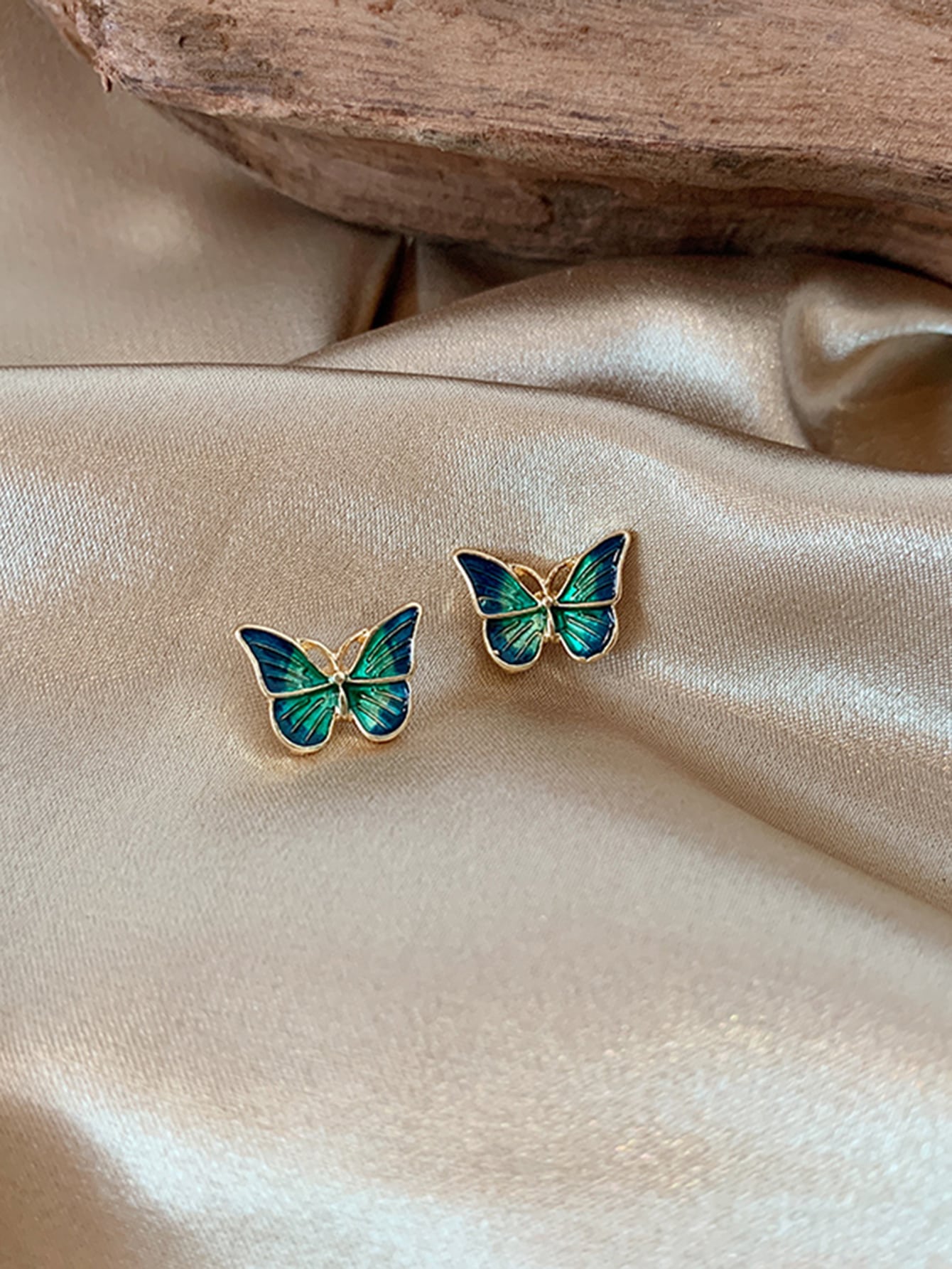 J29_Butterfly Design Stud Earrings